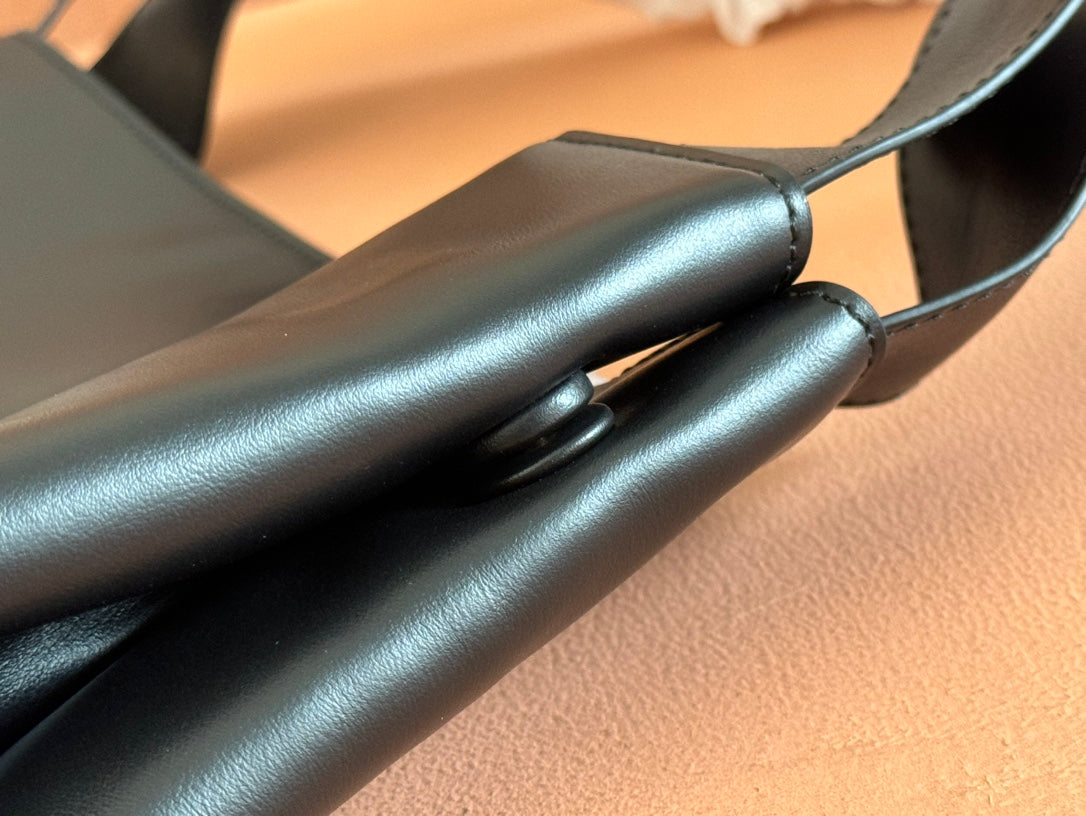 LARGE HOBO TOTE BAG 46 IN BLACK CALFSKIN