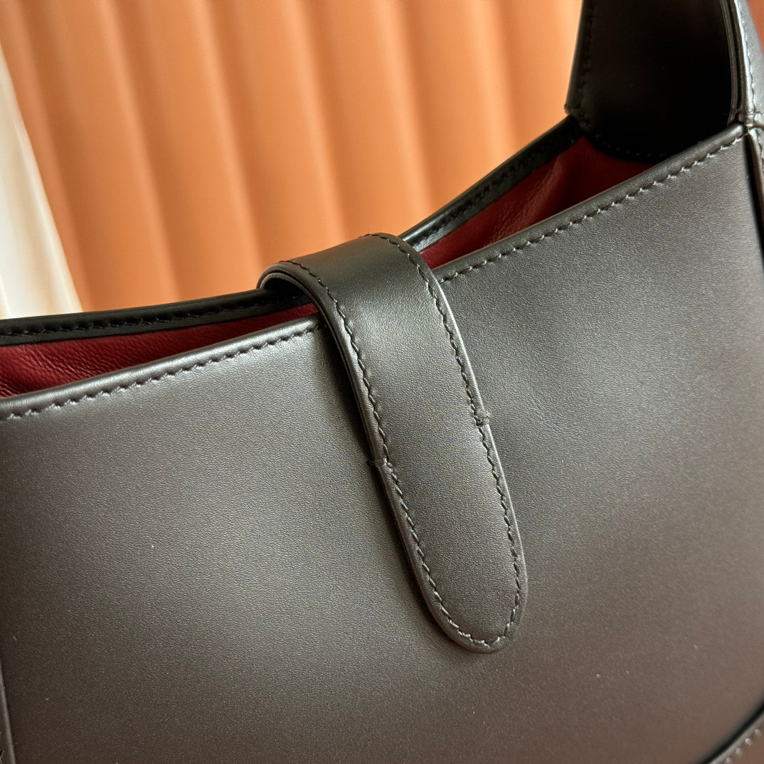 JACKIE SMALL SHOULDER BAG 27 IN BLACK CALFSKIN GOLD HARDWARE