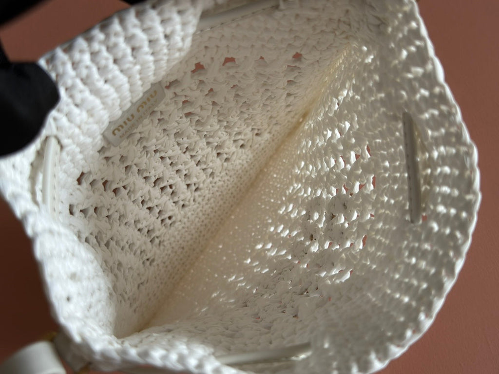 WANDER BUCKET BAG 23 WHITE IN RAFFIA WITH LEATHER TRIM