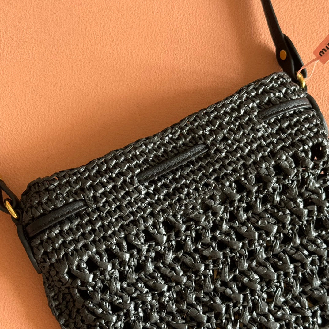 WANDER BUCKET BAG 23 BLACK IN RAFFIA WITH LEATHER TRIM