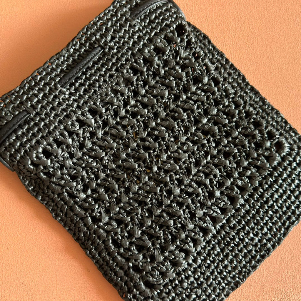 WANDER BUCKET BAG 23 BLACK IN RAFFIA WITH LEATHER TRIM