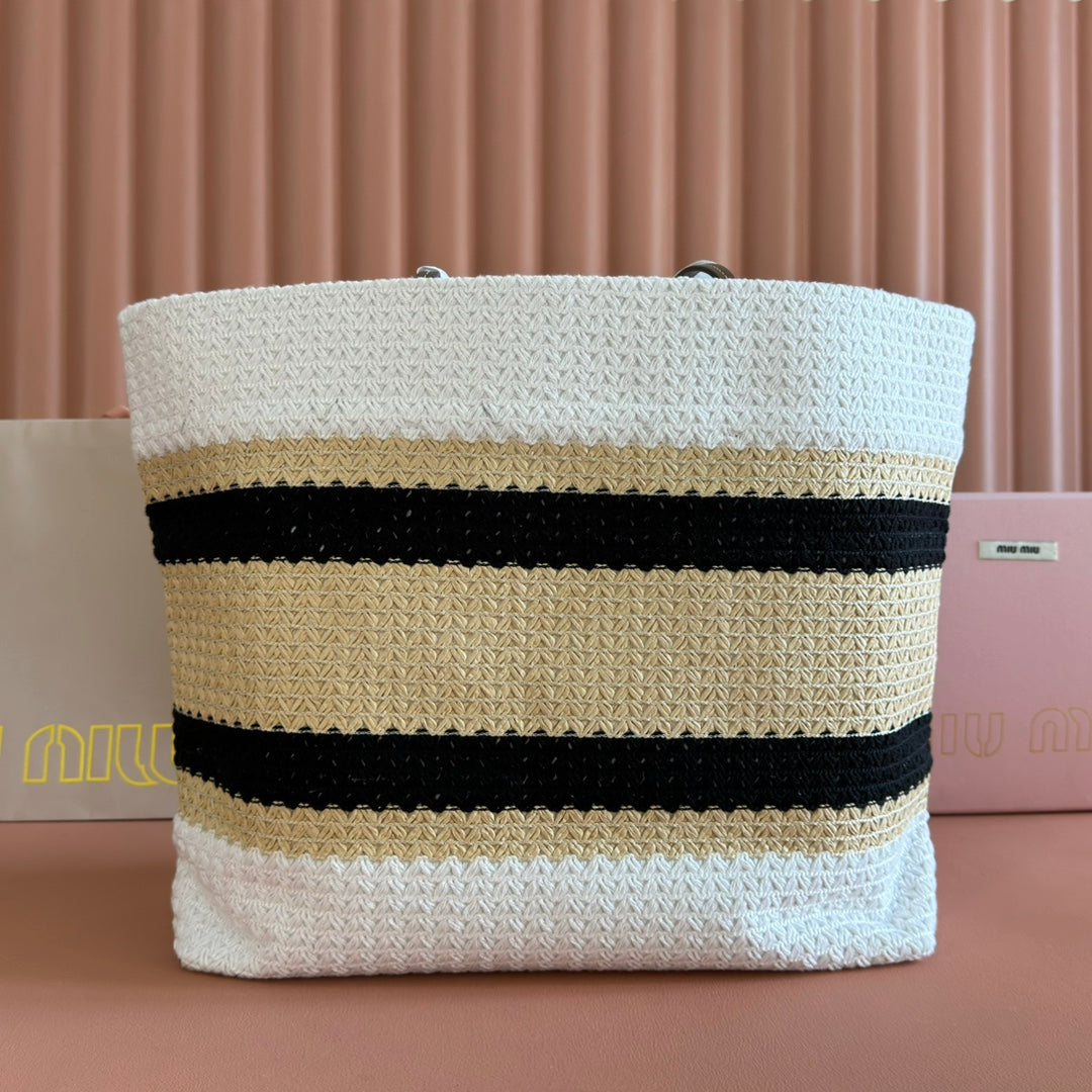 TOTE BAG 40 IN STRIPED PATTERN OF WHITE BEIGE AND BLACK WOVEN RAFFIA
