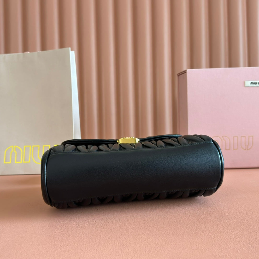 CHAIN SHOULDER BAG 24 IN BLACK PATENT SMOOTH LAMBSKIN