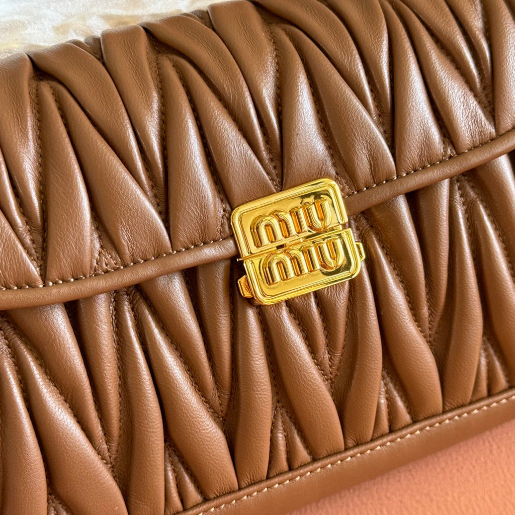 CHAIN SHOULDER BAG 24 IN BROWN PATENT SMOOTH LAMBSKIN