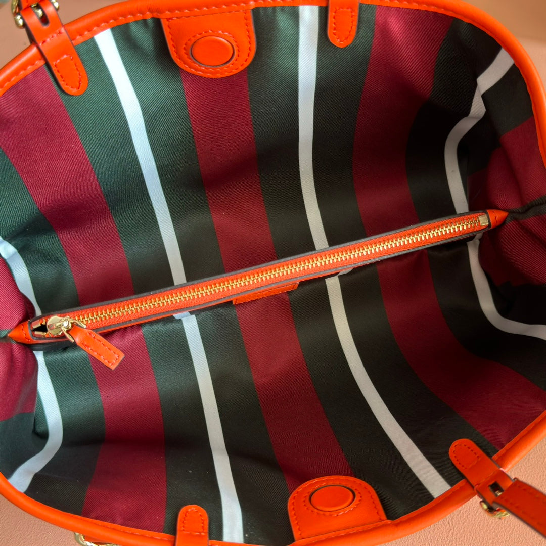 GUCCI 25S EMBLEM MEDIUM BAG 30 IN BEIGE AND BLACK CALFSKIN