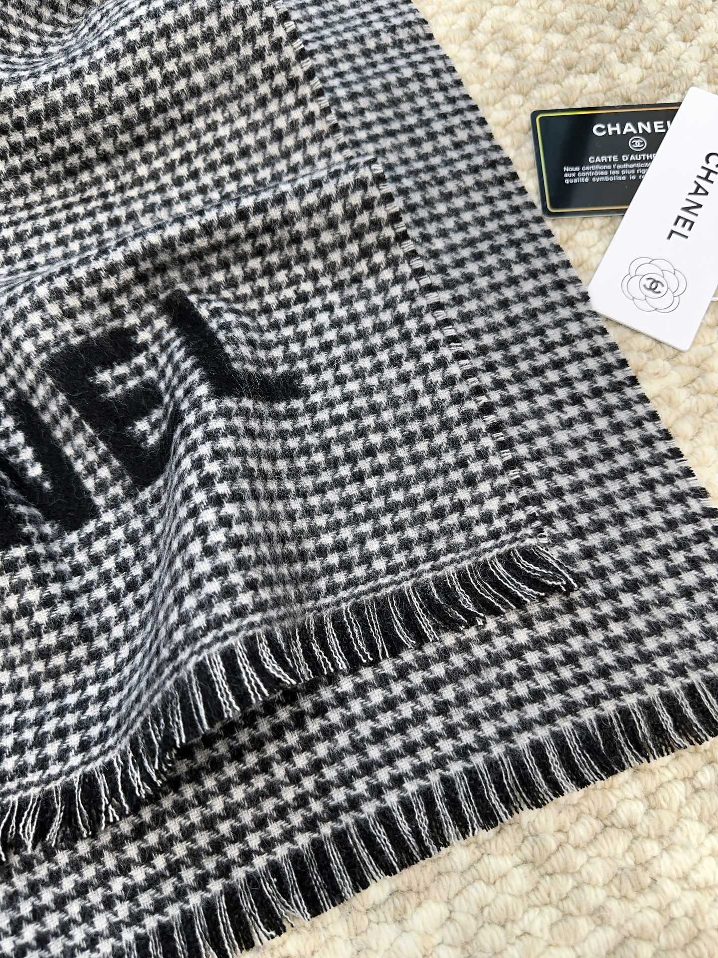 HOUNDSTOOTH SCARF 185 CM IN BLACK CASHMERE 393123
