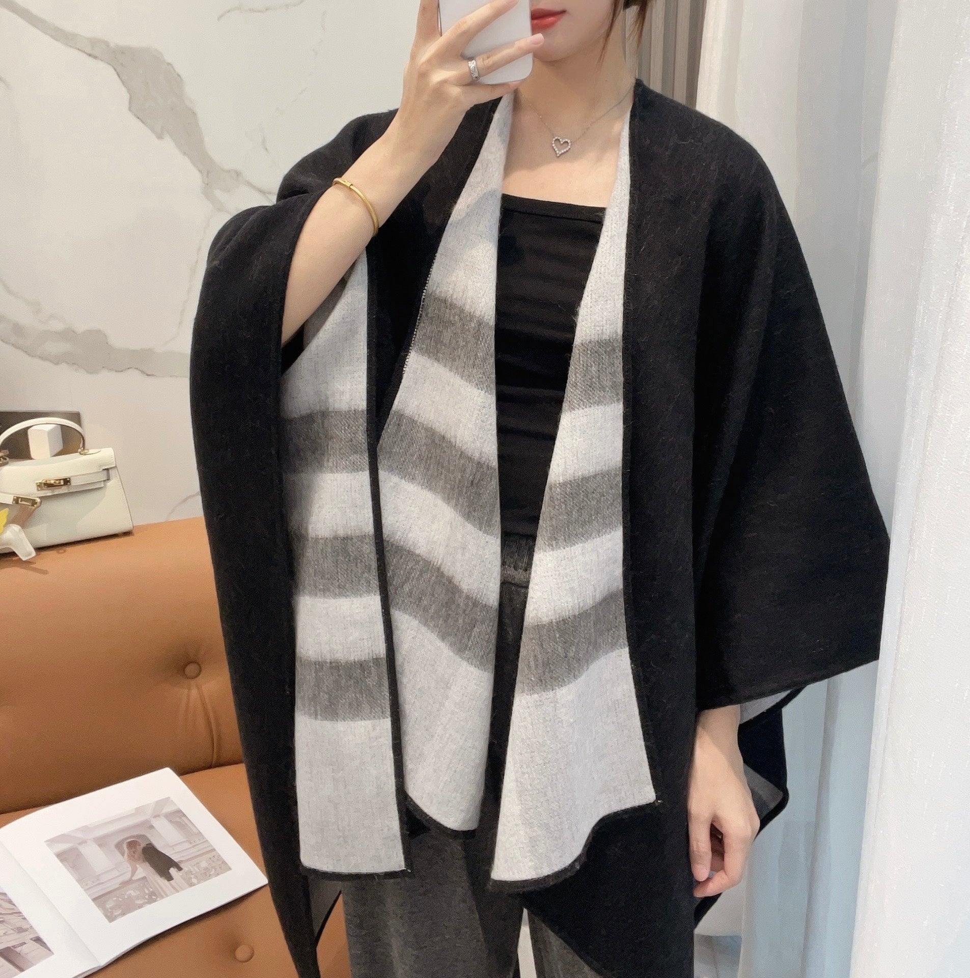 REVERSIBLE CHECK CASHMERE CAPE BLACK AND LIGHT GRAY 410135