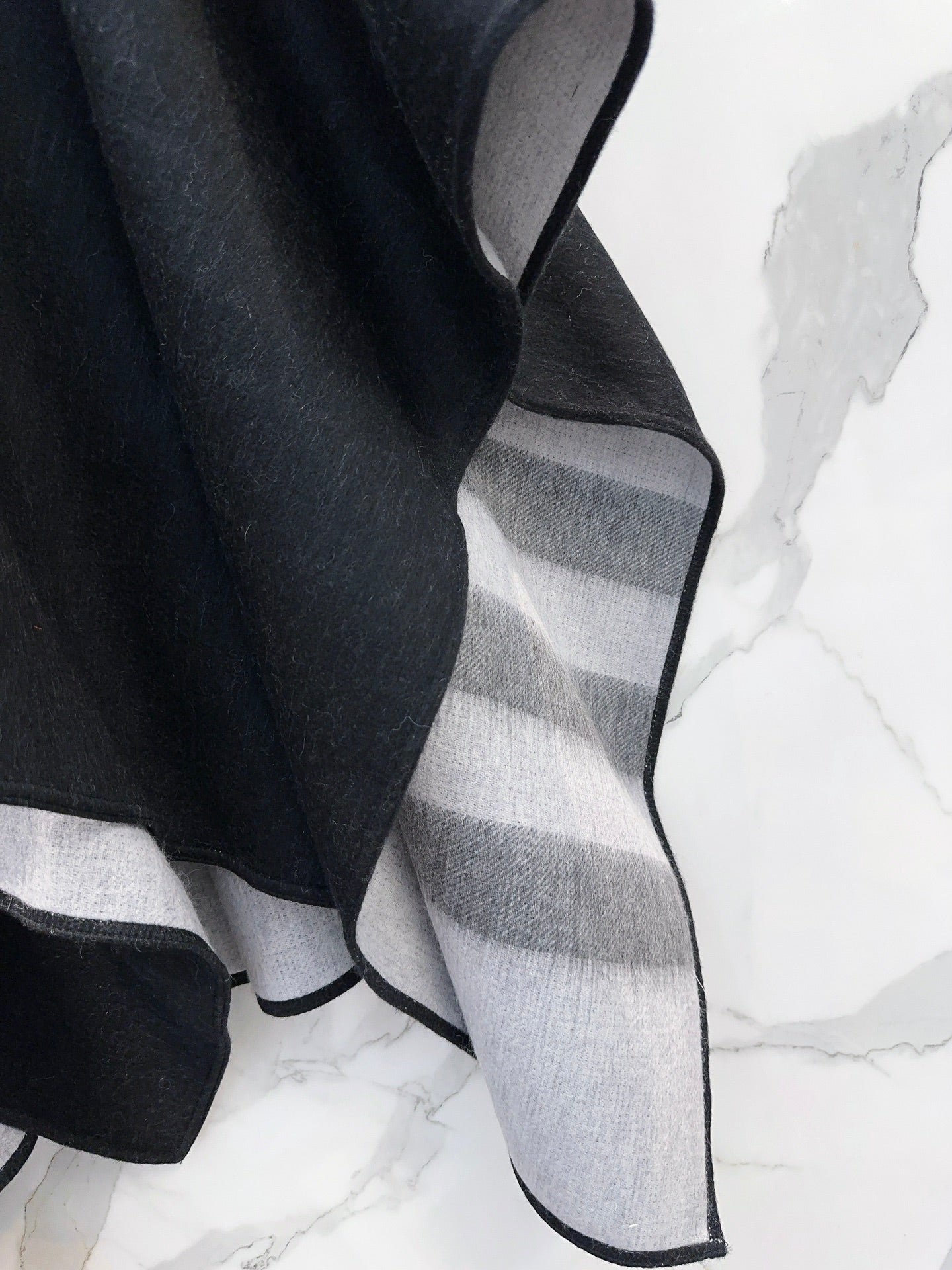 WOOL CAPE 140 CM BLACK AND LIGHT GRAY 394535