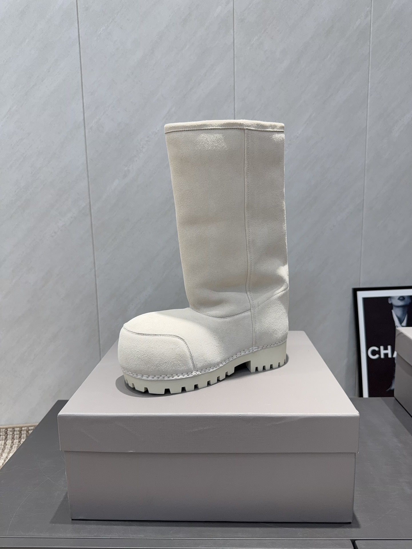 BALENCIAGA 25S BOOTS PLATFORM HEEL IN WHITE SUEDE STYLE 3