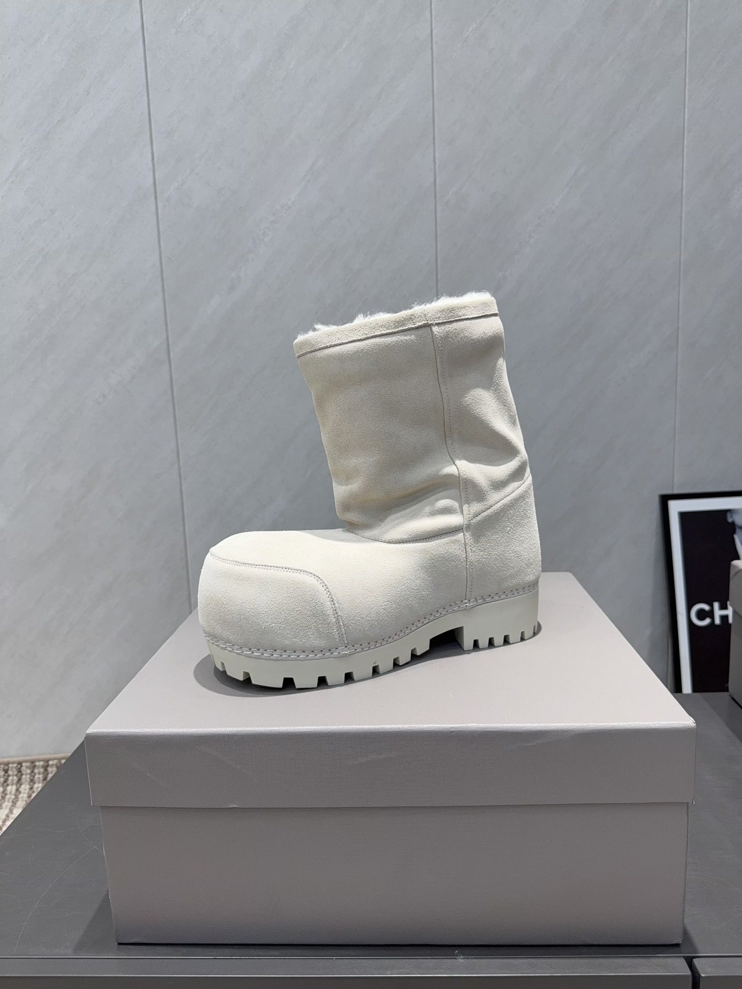 BALENCIAGA 25S LOW ANKLE BOOTS PLATFORM HEEL IN WHITE SUEDE STYLE 2