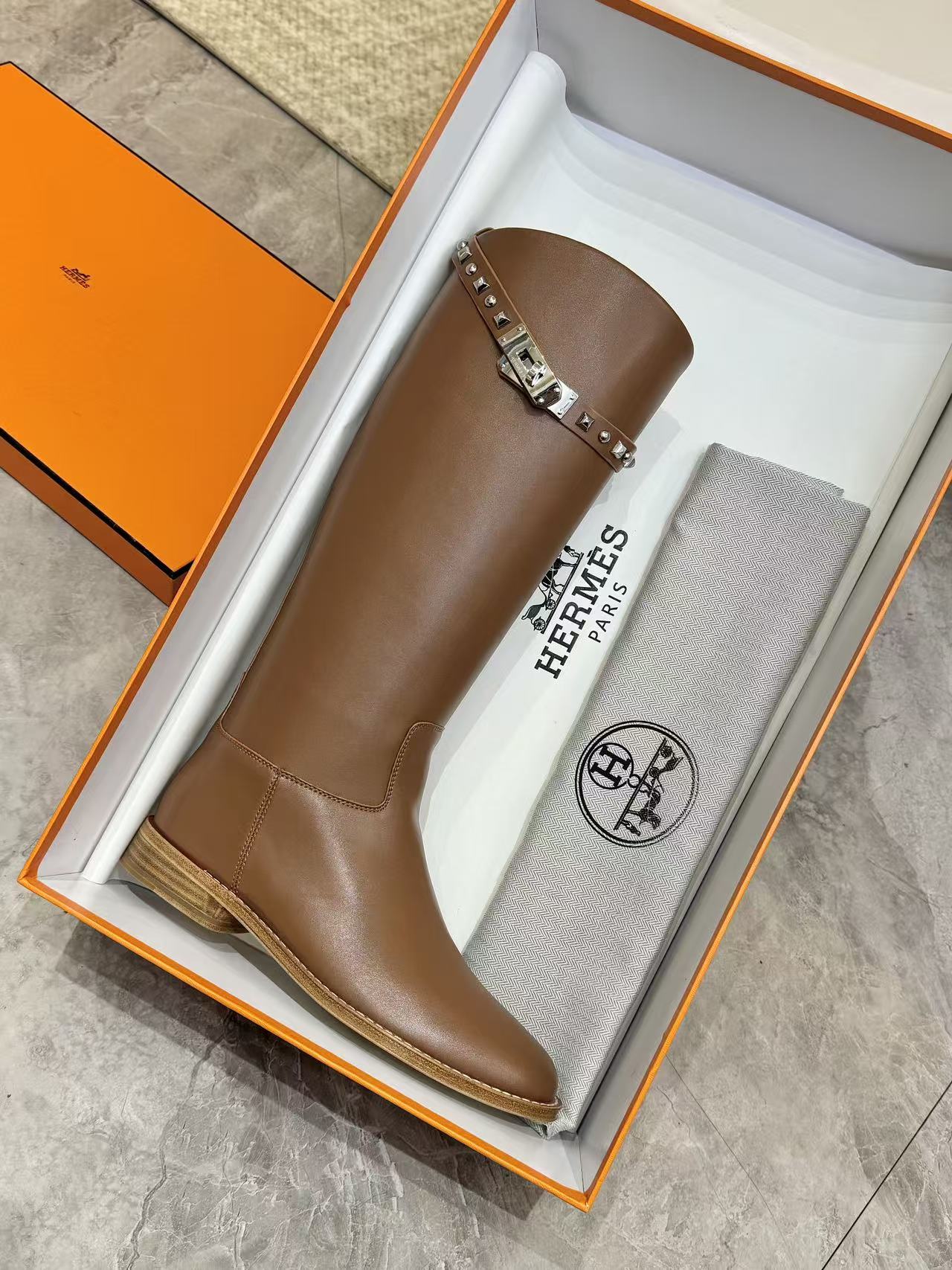 HM 25S KNEE-HIGH FLAT BOOTS IN BROWN LAMBSKIN WITH SILVER HARDWARE