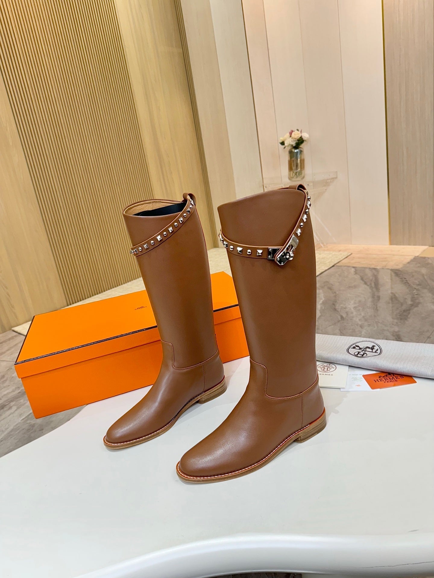 HM 25S KNEE-HIGH FLAT BOOTS IN BROWN LAMBSKIN WITH SILVER HARDWARE