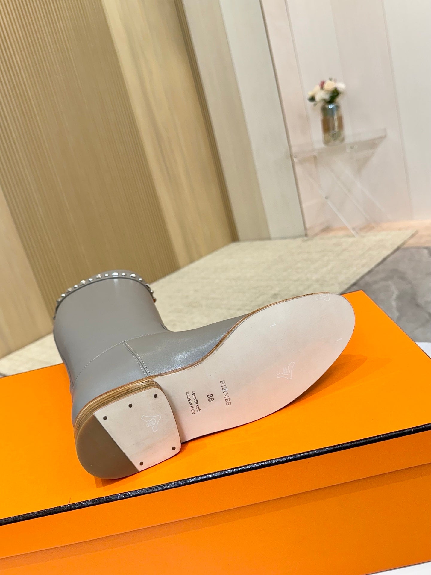 HM 25S KNEE-HIGH FLAT BOOTS IN GREY LAMBSKIN WITH SILVER HARDWARE