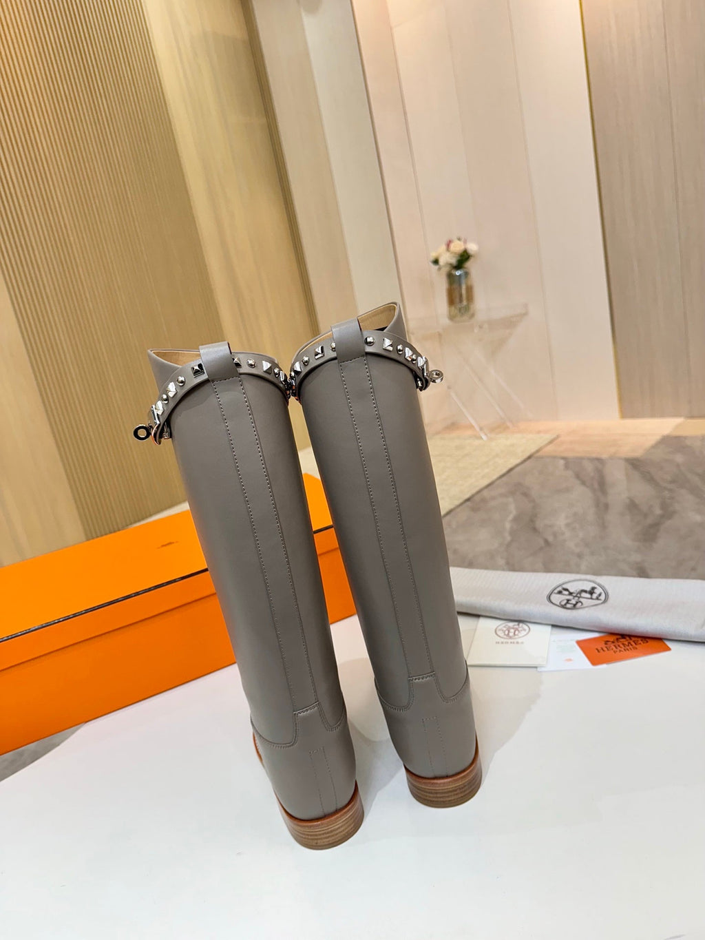 HM 25S KNEE-HIGH FLAT BOOTS IN GREY LAMBSKIN WITH SILVER HARDWARE