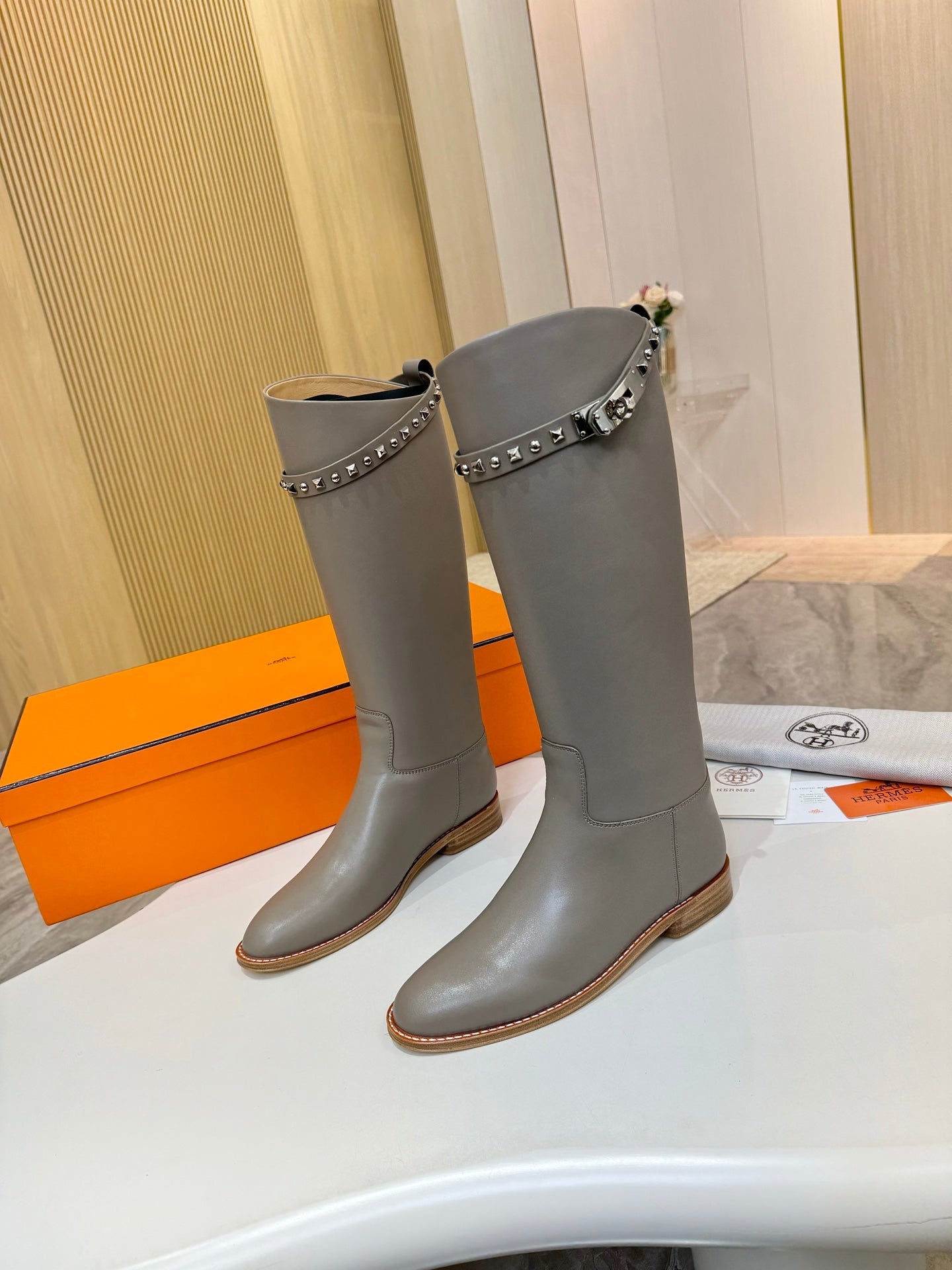 HM 25S KNEE-HIGH FLAT BOOTS IN GREY LAMBSKIN WITH SILVER HARDWARE