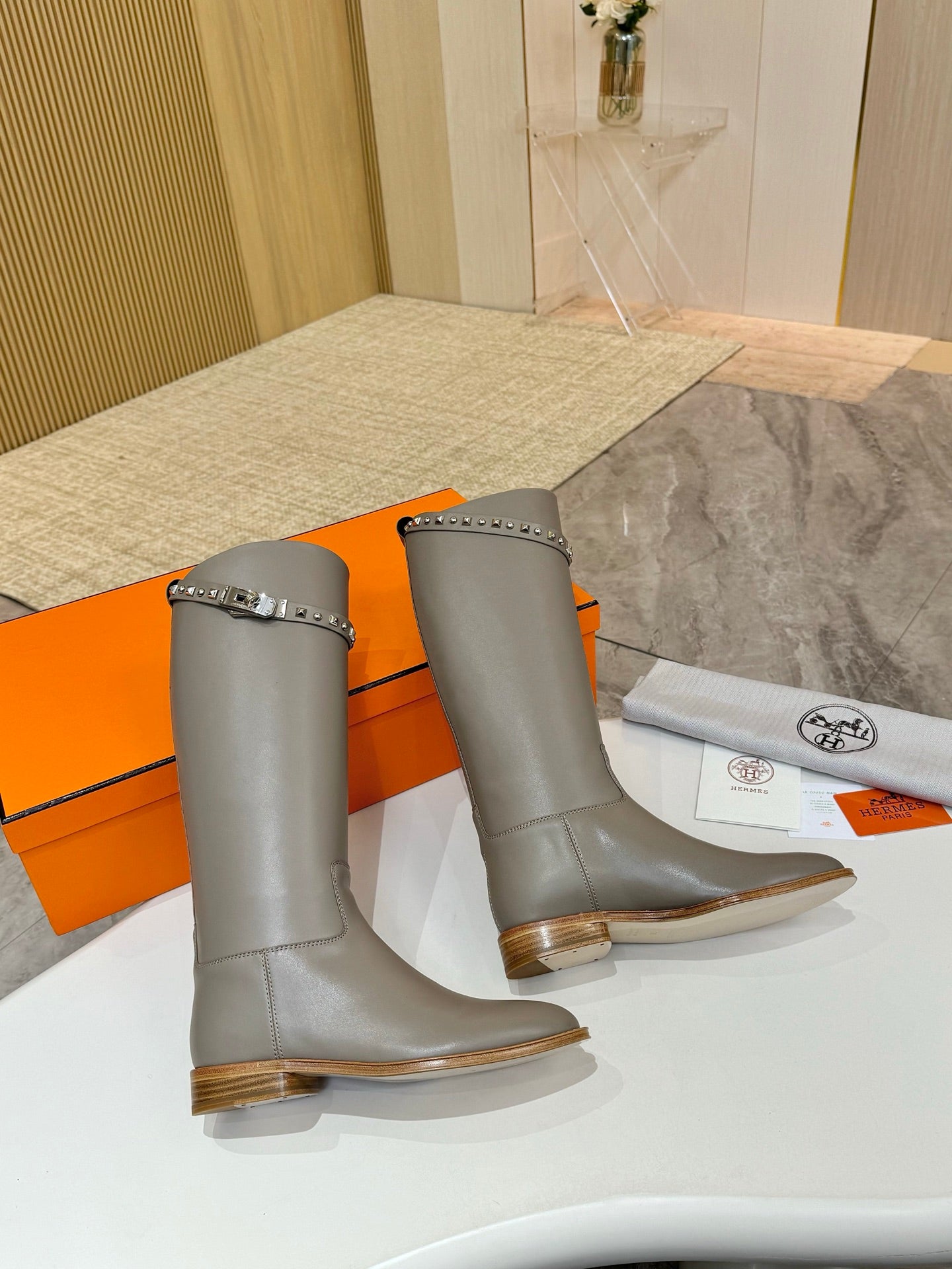 HM 25S KNEE-HIGH FLAT BOOTS IN GREY LAMBSKIN WITH SILVER HARDWARE