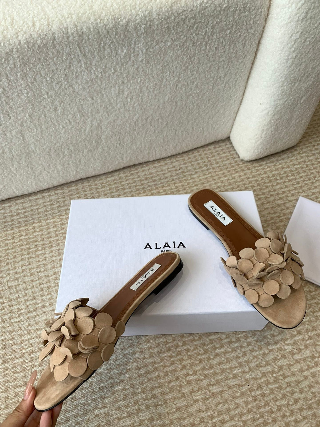 ALAIA FLAT MULE IN BEIGE CREAM SUEDE