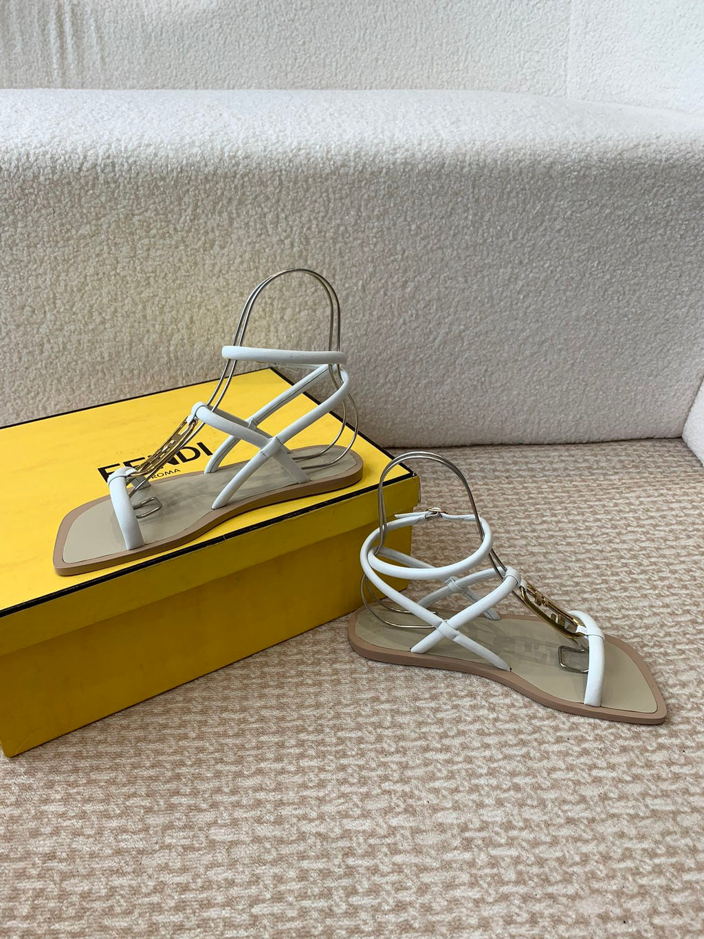 FENDI O'LOCK THONG SANDAL WHITE CALFSKIN WITH GOLD HARDWARE