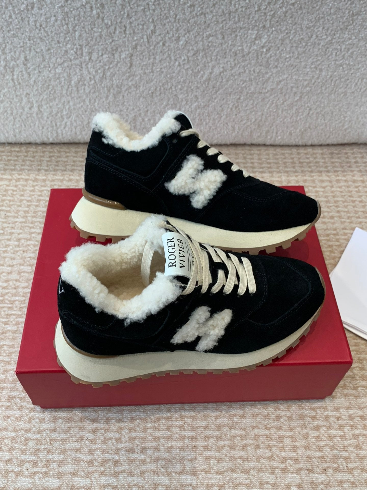 VIV' RUN SNEAKER IN BLACK SUEDE AND SHEARLING