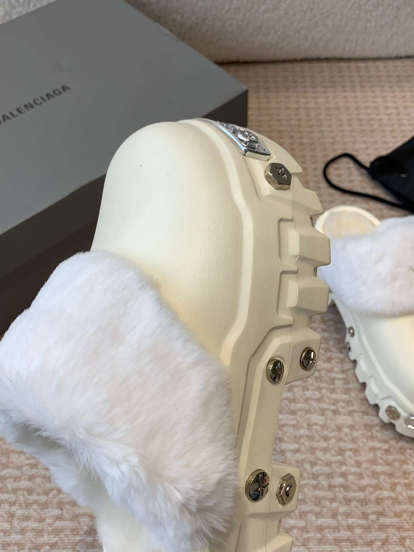 PLATFORM MULES IN BEIGE RUBBER MIX RABBIT FUR SILVER HARDWARE