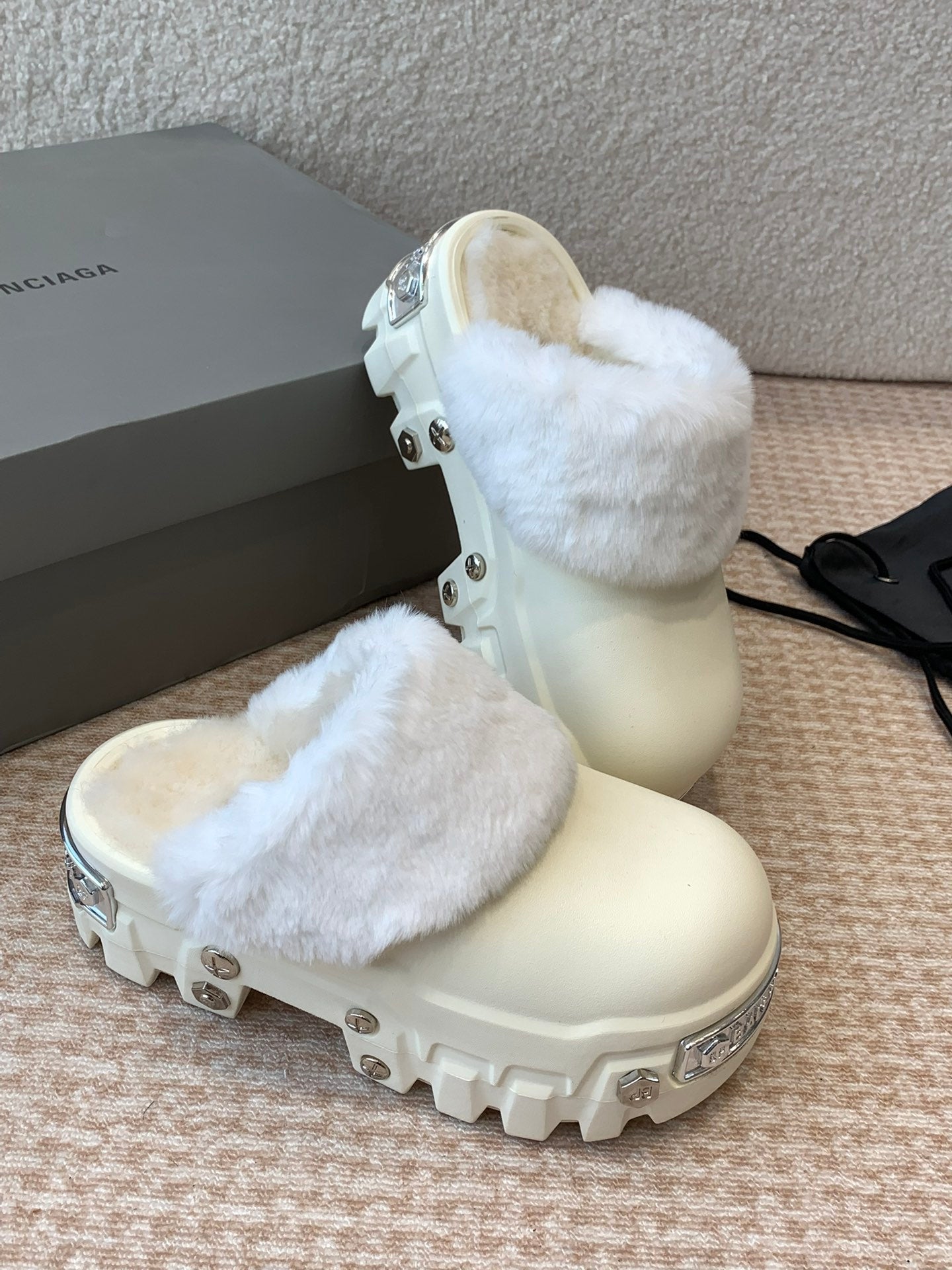 PLATFORM MULES IN BEIGE RUBBER MIX RABBIT FUR SILVER HARDWARE