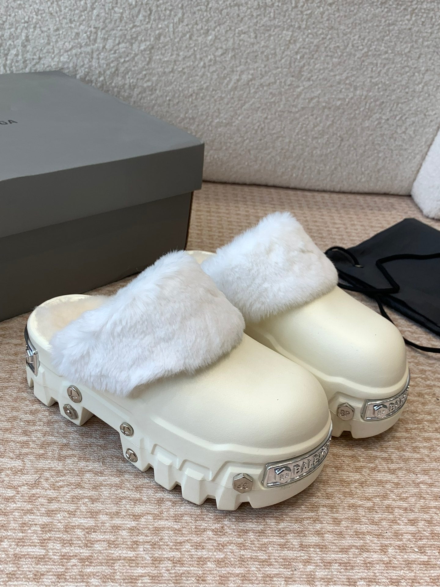 PLATFORM MULES IN BEIGE RUBBER MIX RABBIT FUR SILVER HARDWARE