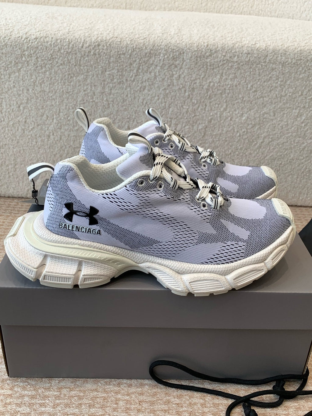 UNDER ARMOUR 3XL KNIT SNEAKER IN LIGHT GRAY WHITE AND BLACK POLYESTER
