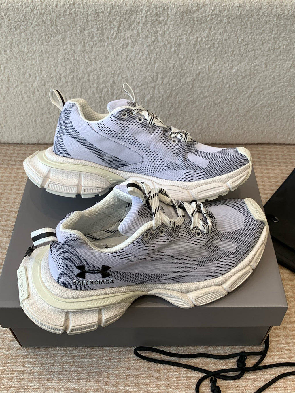 UNDER ARMOUR 3XL KNIT SNEAKER IN LIGHT GRAY WHITE AND BLACK POLYESTER