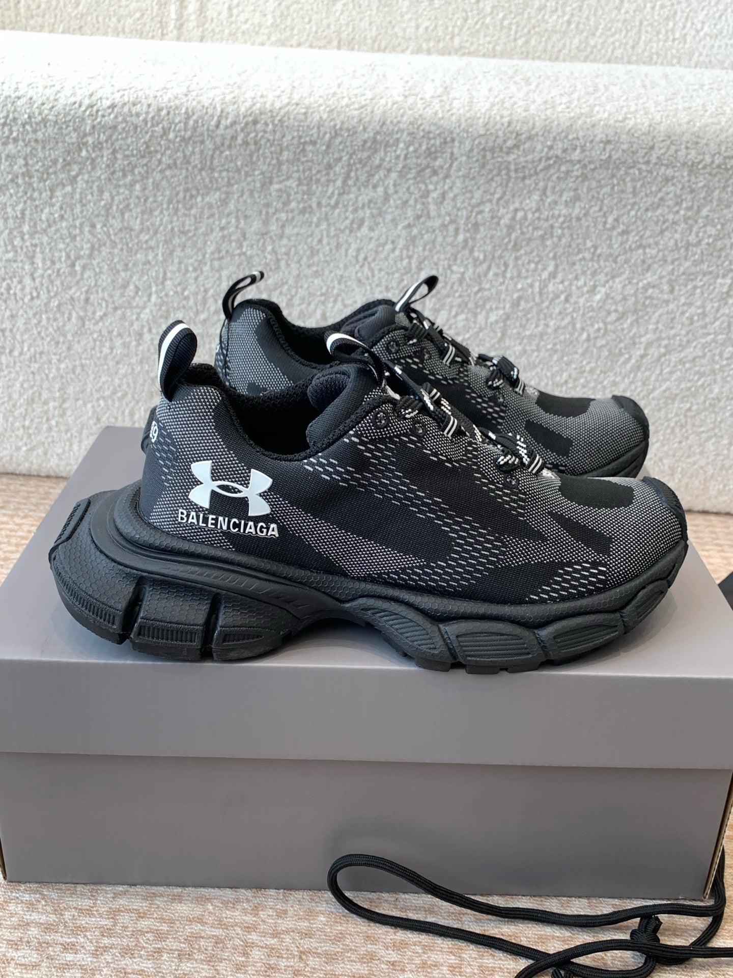 UNDER ARMOUR 3XL KNIT SNEAKER IN BLACK AND WHITE POLYESTER