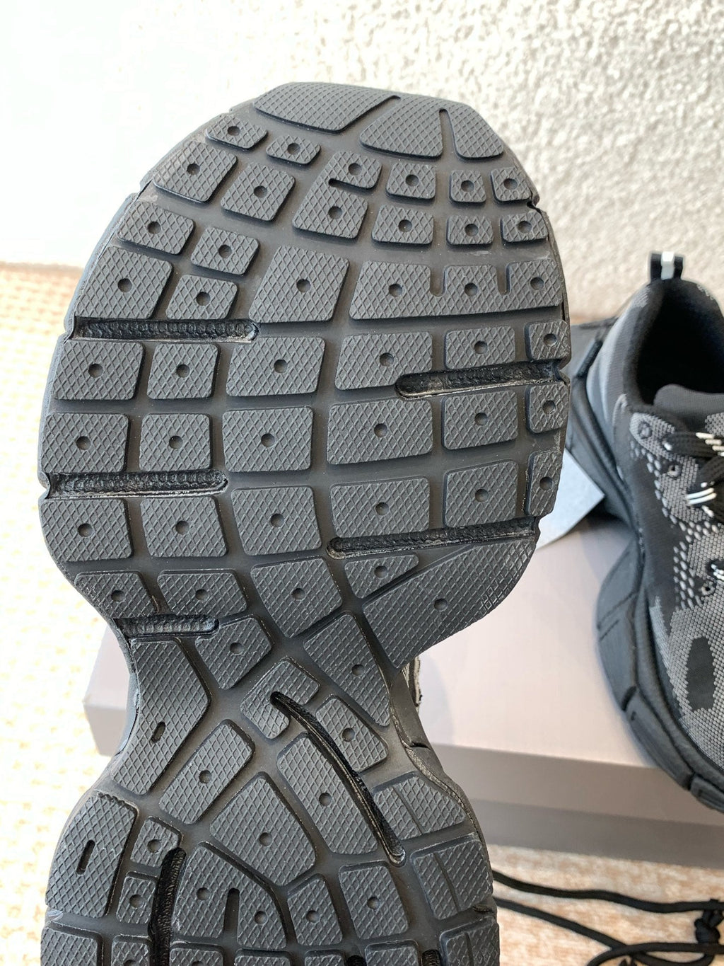 UNDER ARMOUR 3XL KNIT SNEAKER IN BLACK AND WHITE POLYESTER