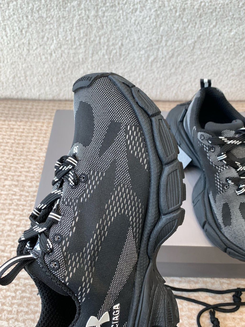 UNDER ARMOUR 3XL KNIT SNEAKER IN BLACK AND WHITE POLYESTER