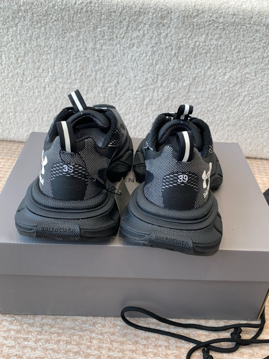 UNDER ARMOUR 3XL KNIT SNEAKER IN BLACK AND WHITE POLYESTER