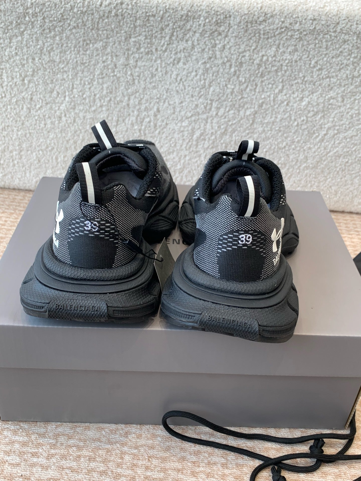 UNDER ARMOUR 3XL KNIT SNEAKER IN BLACK AND WHITE POLYESTER