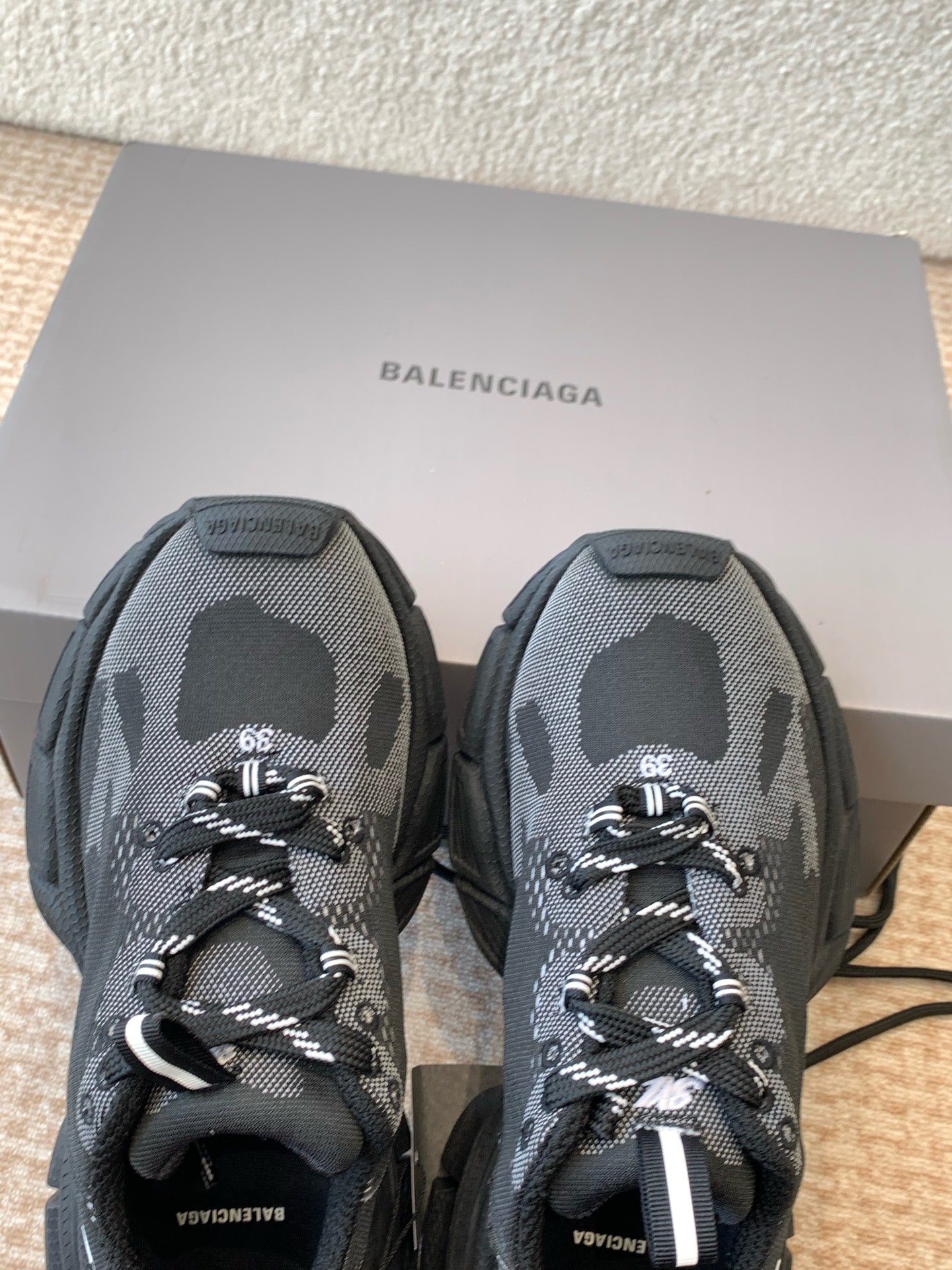 UNDER ARMOUR 3XL KNIT SNEAKER IN BLACK AND WHITE POLYESTER