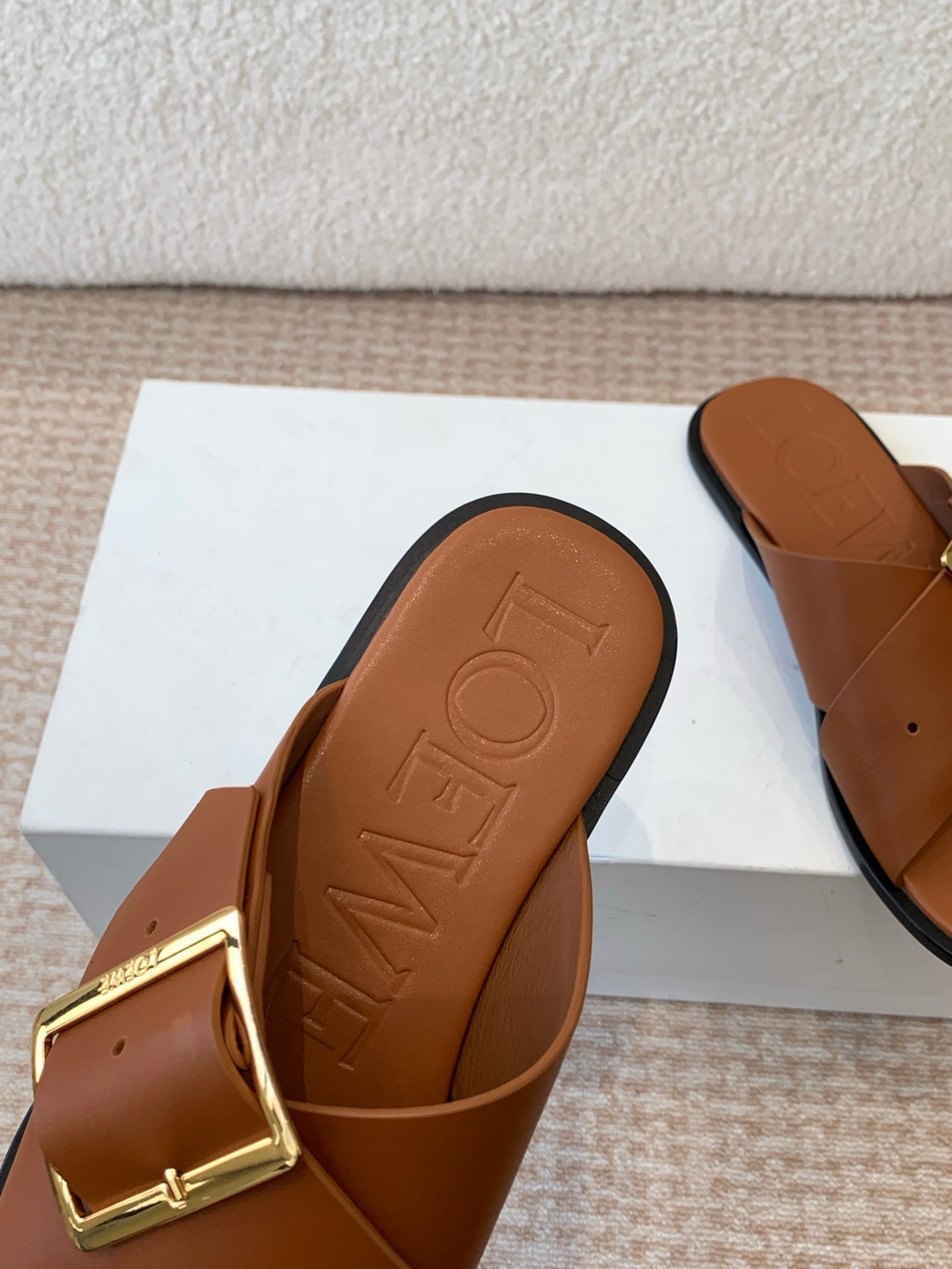 PETAL BELT FLAT SANDAL IN BRONZE BROWN CALFSKIN