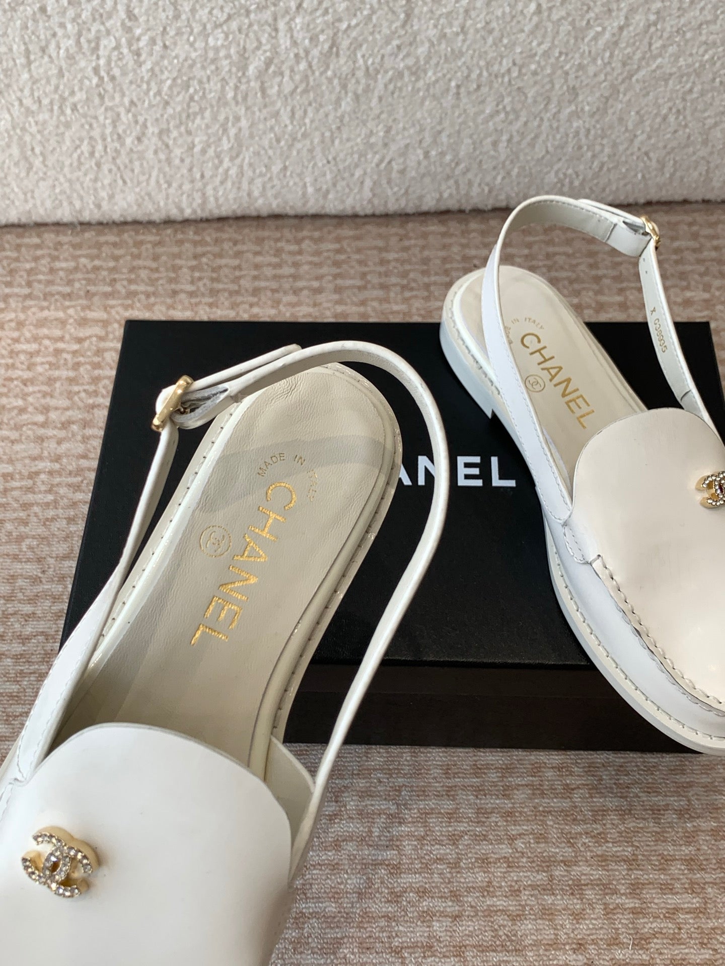 CC MOCCASIN SLINGBACK IN WHITE PATENT CALFSKIN