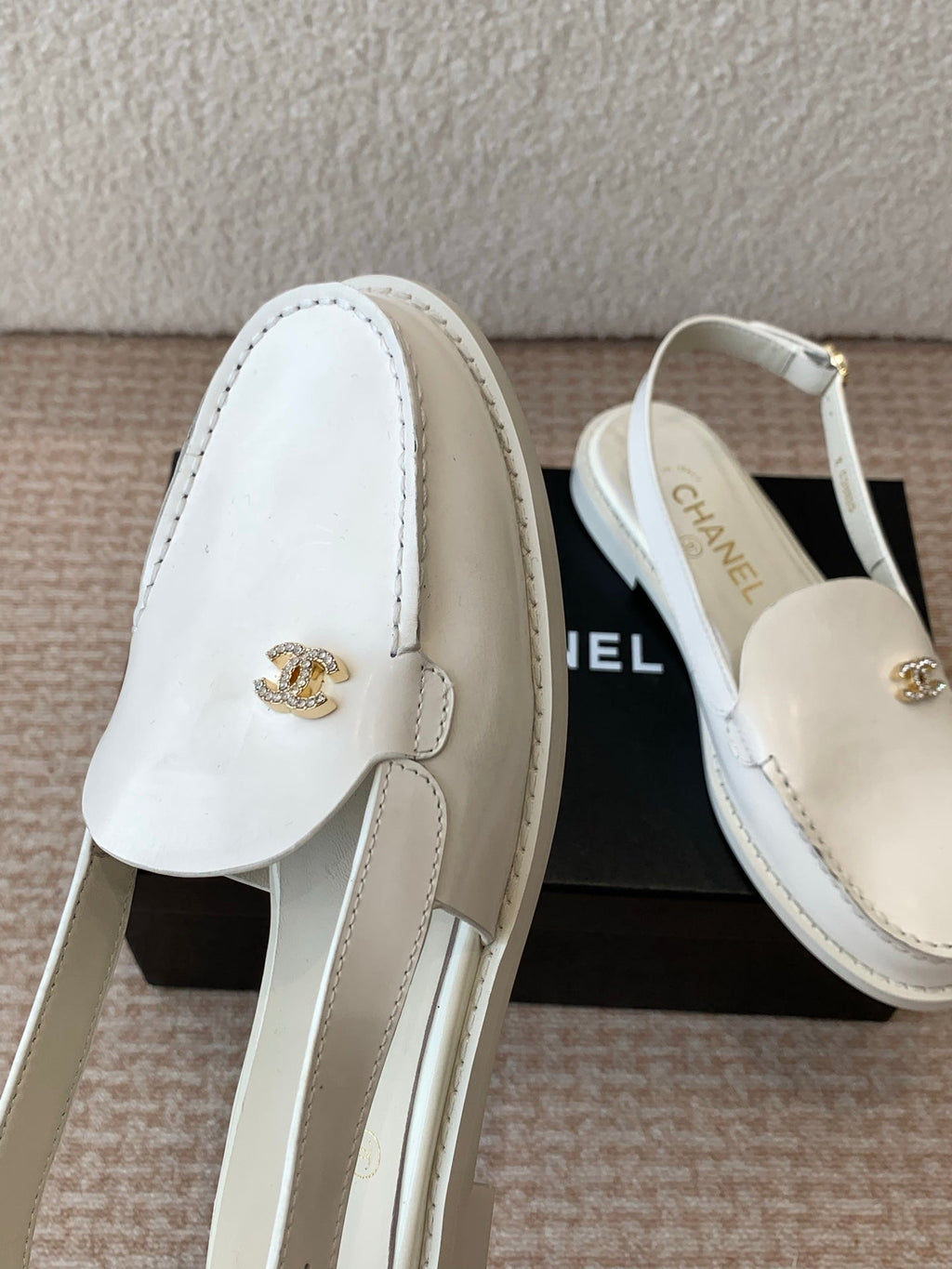 CC MOCCASIN SLINGBACK IN WHITE PATENT CALFSKIN