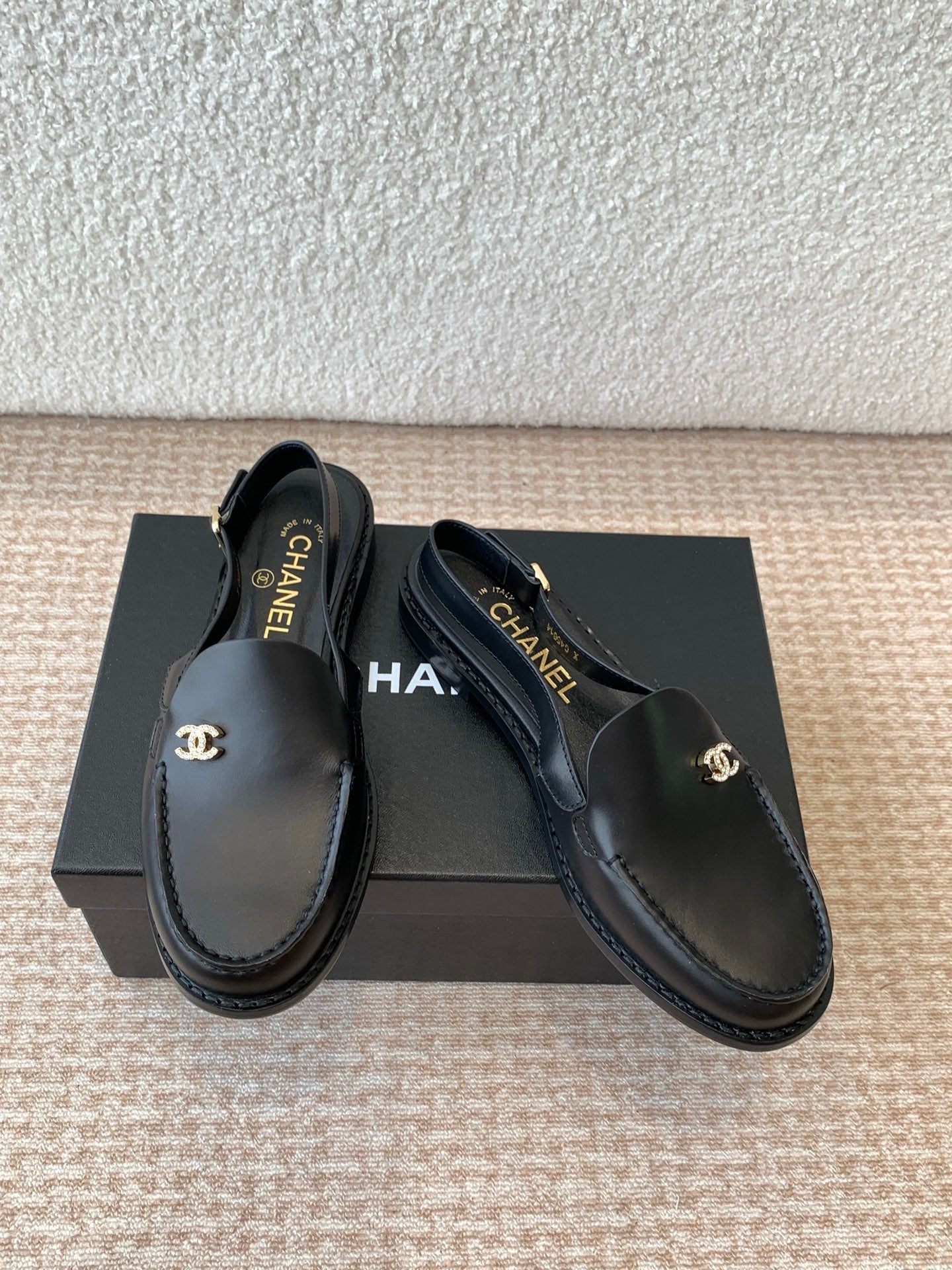 CC MOCCASIN SLINGBACK IN BLACK CALFSKIN