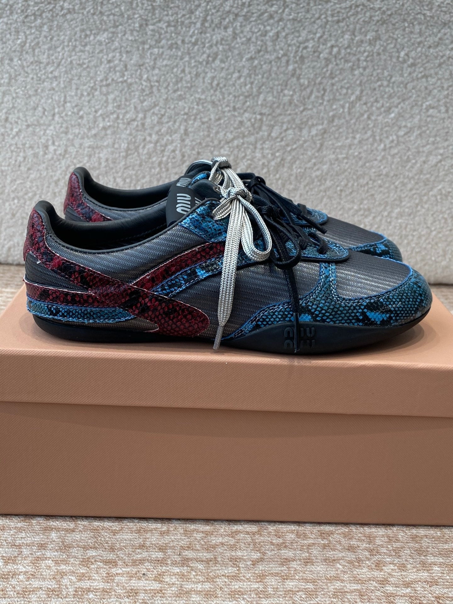 GYMNASIUM SNEAKER IN BLACK FABRIC AND BLUE SNAKE EFFECT CALFSKIN