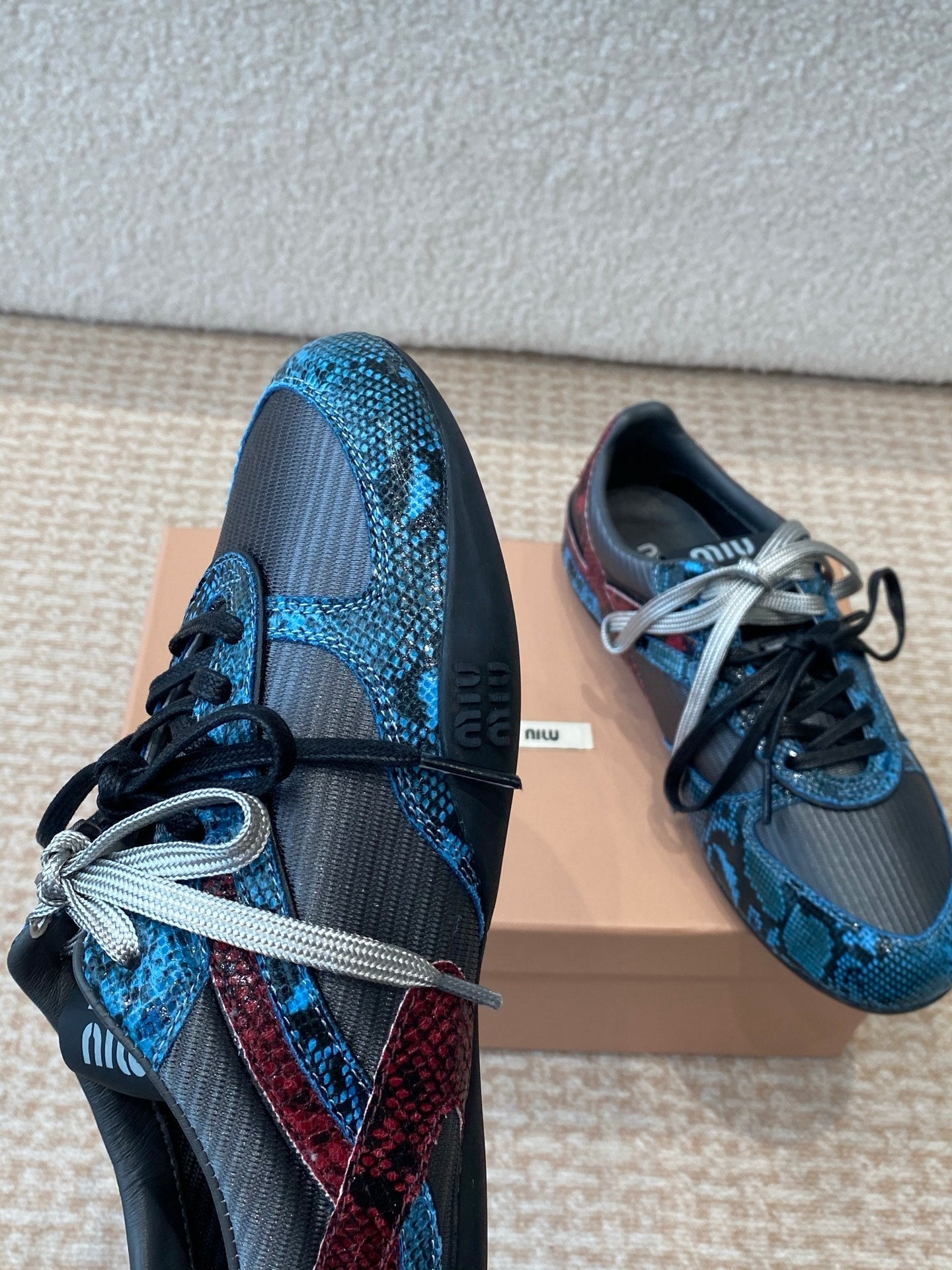 GYMNASIUM SNEAKER IN BLACK FABRIC AND BLUE SNAKE EFFECT CALFSKIN