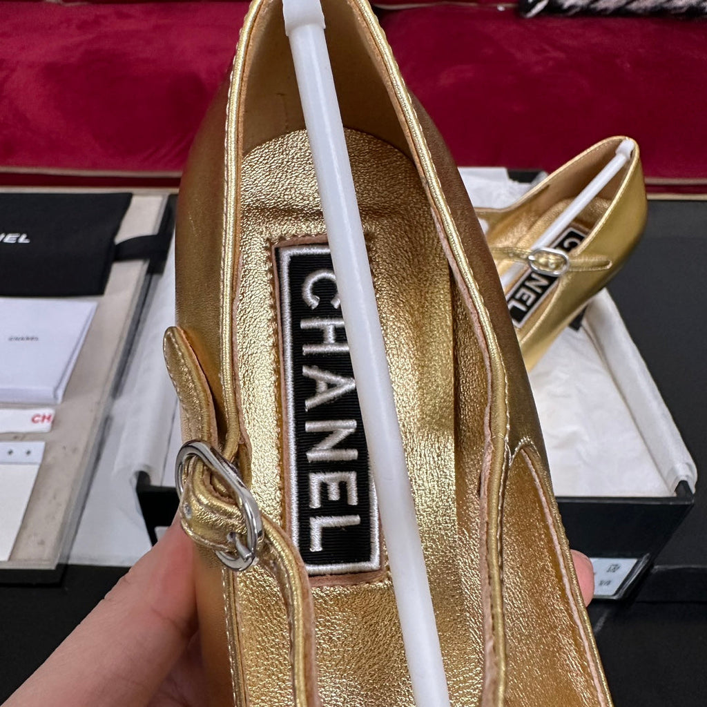 HIGH MARY JANE IN GOLDEN CALFSKIN AND BLACK SATIN