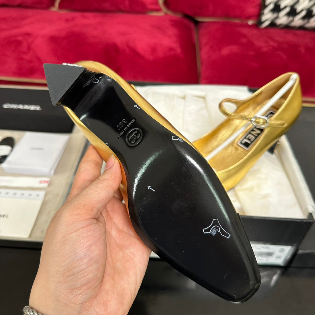 HIGH MARY JANE IN GOLDEN CALFSKIN AND BLACK SATIN