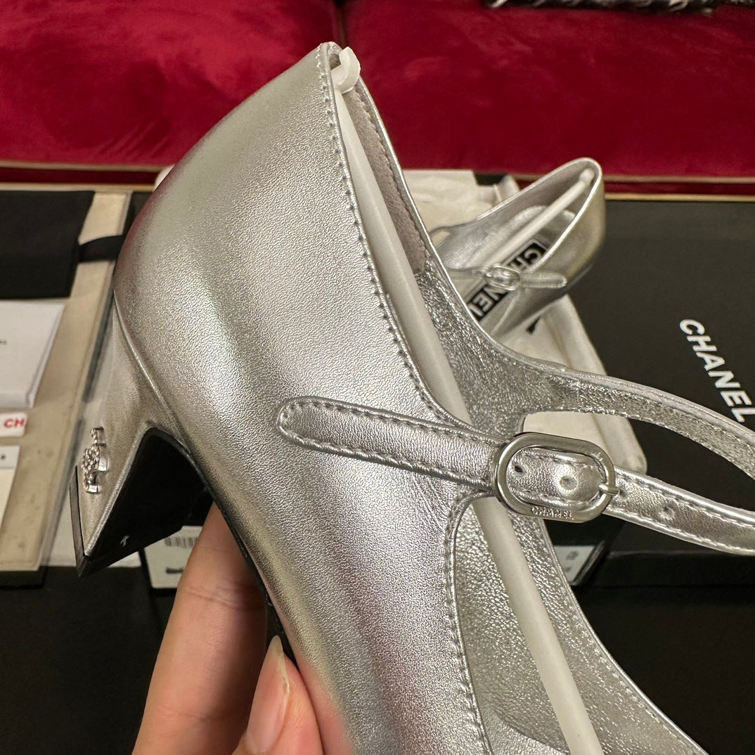HIGH MARY JANE IN SILVER CALFSKIN AND BLACK SATIN
