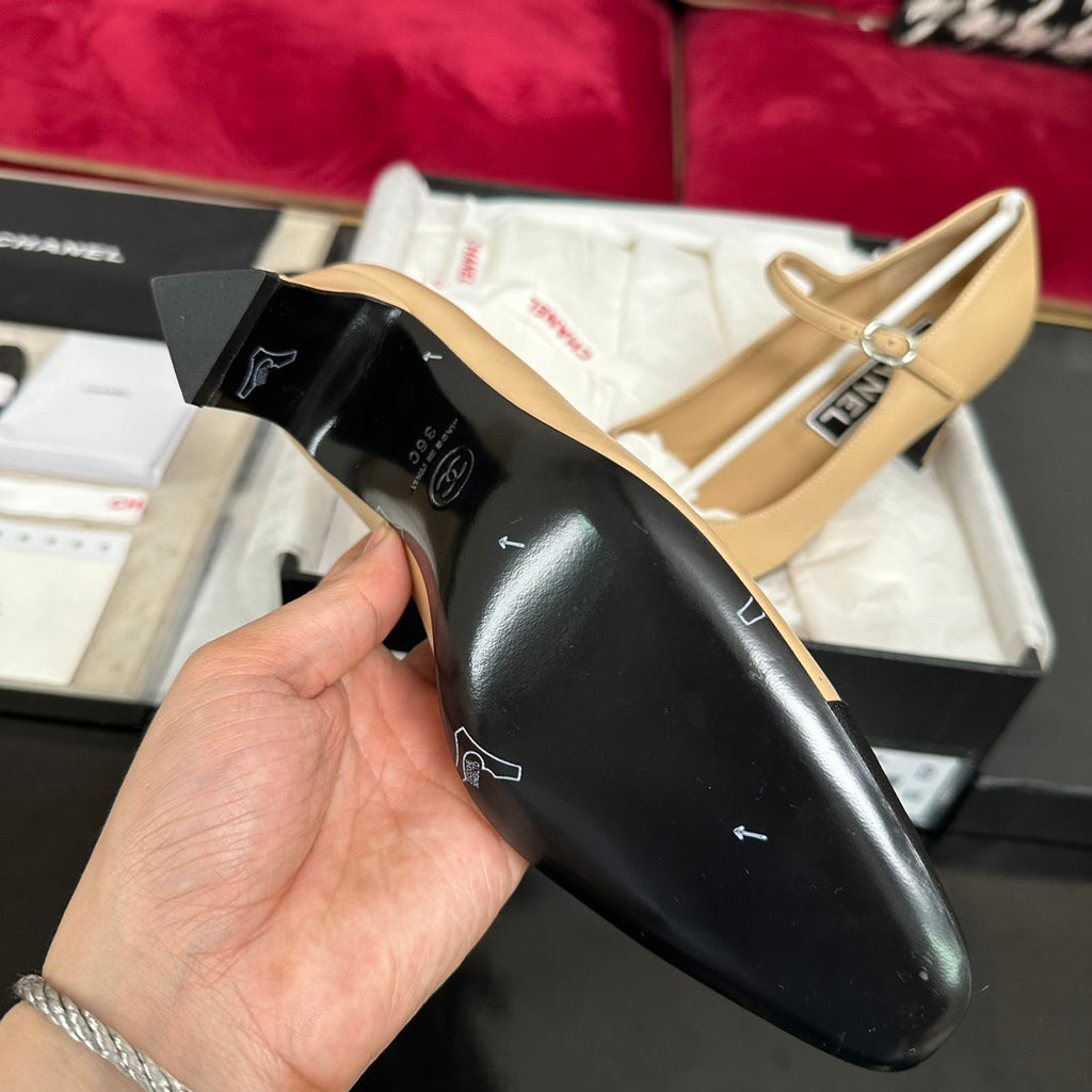 HIGH MARY JANE IN DARK CREAM CALFSKIN AND BLACK SATIN