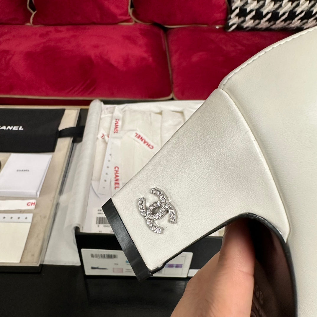 HIGH MARY JANE IN WHITE CALFSKIN AND BLACK SATIN