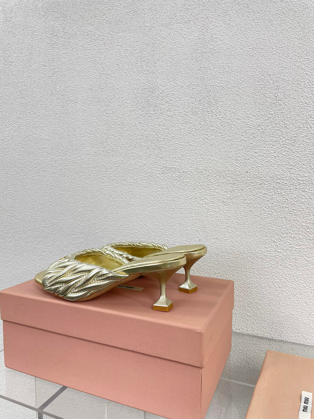 Women's Mid - Heel Metallic Yellow Color Leather Stylized