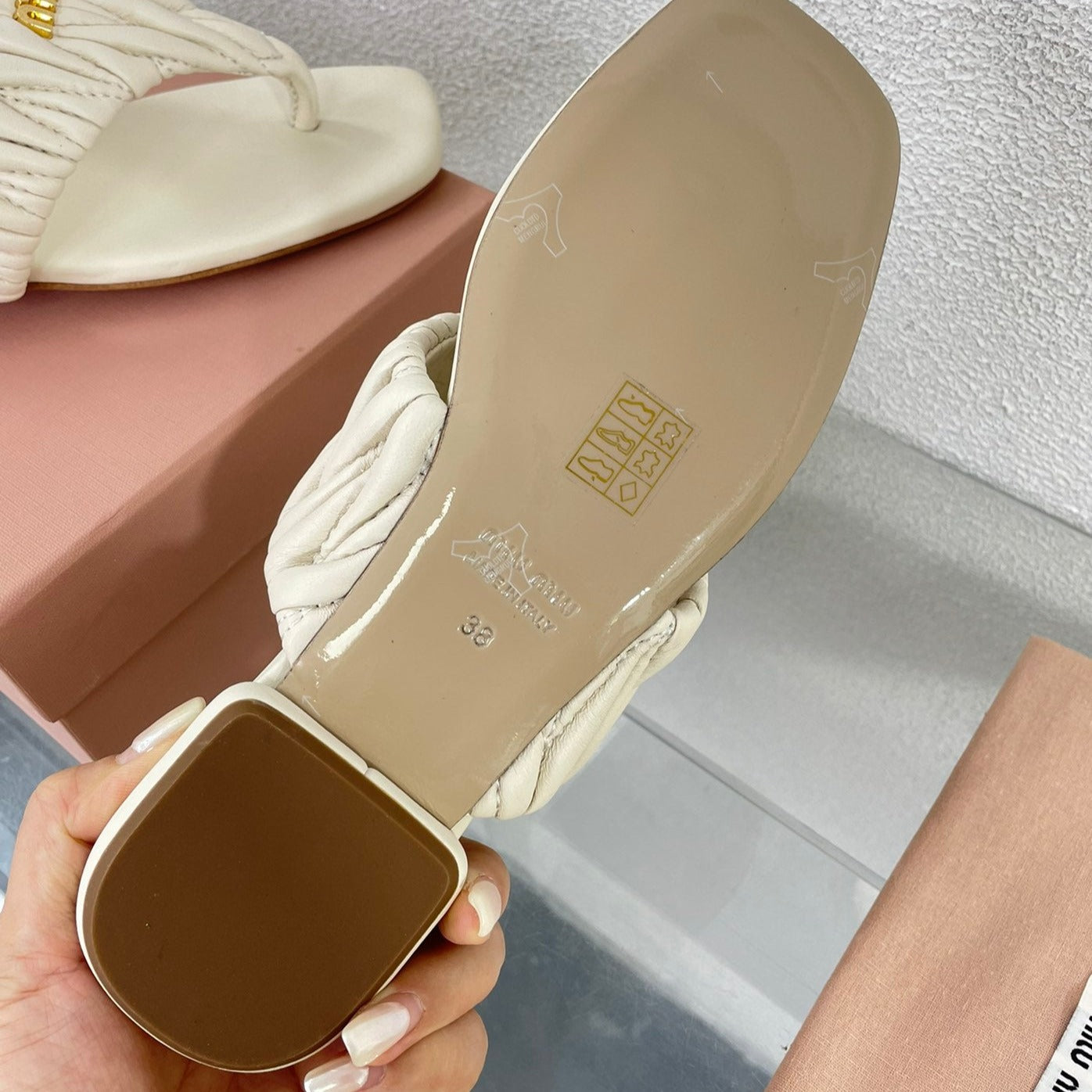 Flip-Flops Cream Leather Stylized