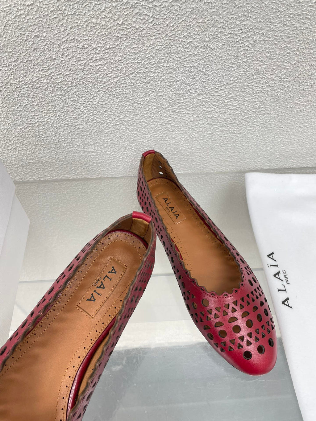 ALAIA BALLET FLAT IN BURGUNDY RED MESH LAMBSKIN