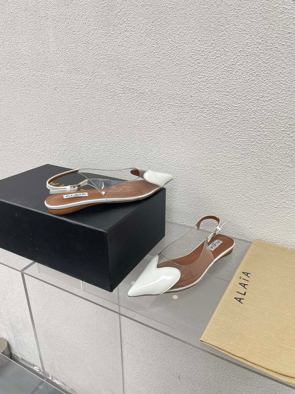 ALAIA LE COEUR FLAT SLINGBACKS IN WHITE PATENT LAMBSKIN