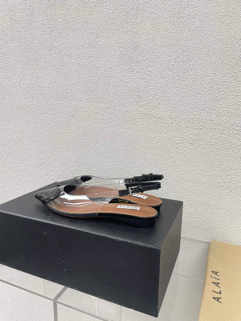 ALAIA LE COEUR FLAT SLINGBACKS IN BLACK PATENT LAMBSKIN